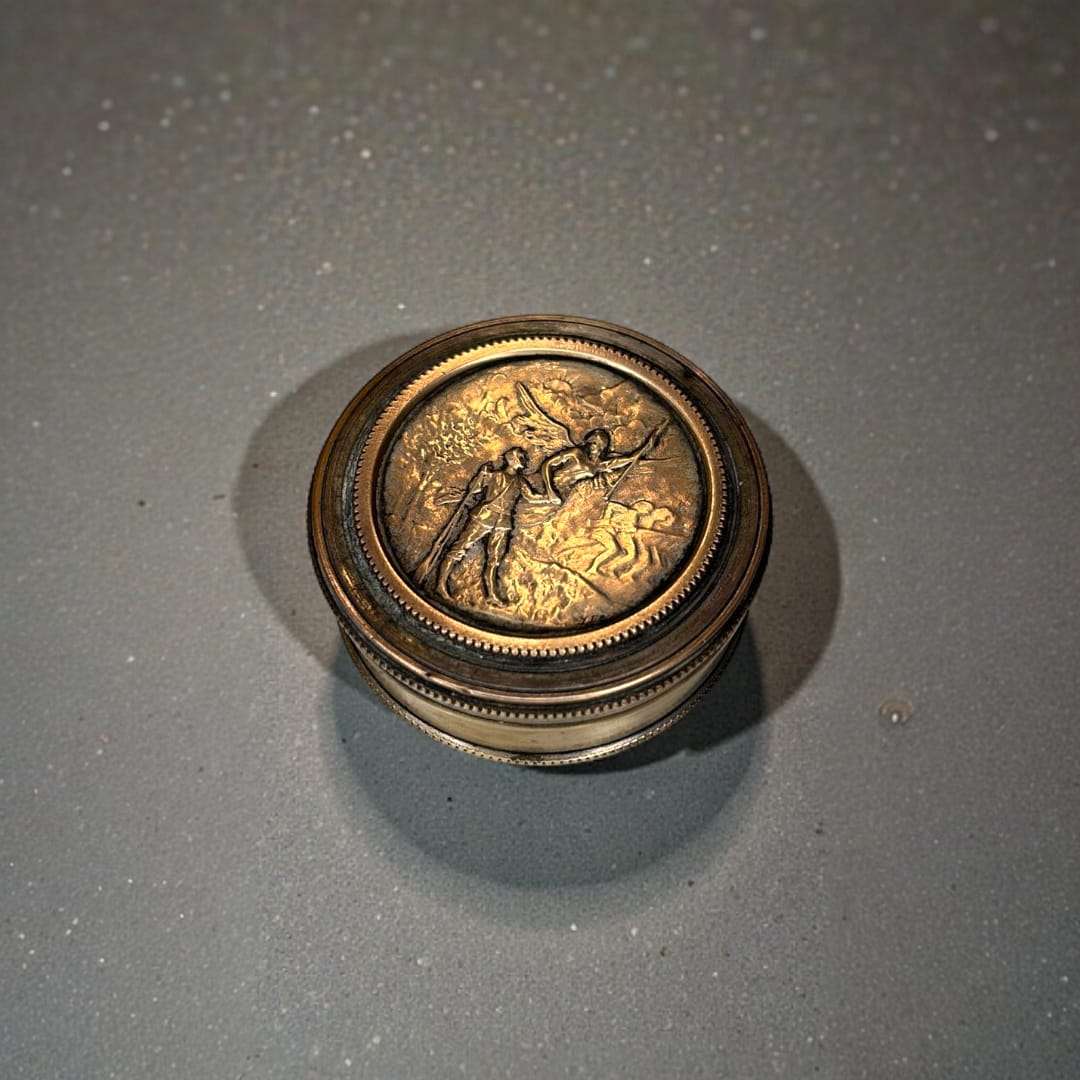 La caja redonda de metal con relieve es una pieza decorativa versátil y atemporal, ideal tanto para uso personal como para lucir en una vitrina. 