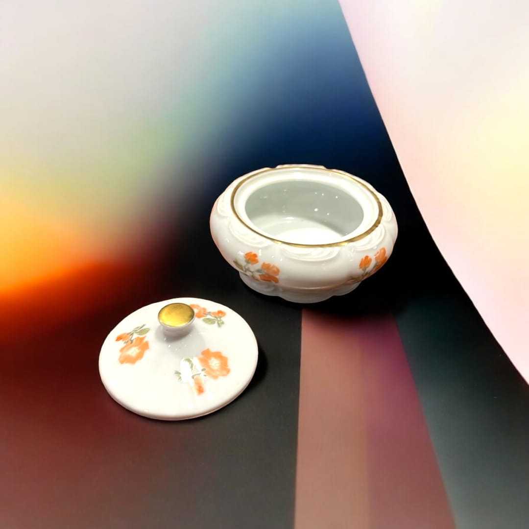 Cajita de tocador Royal Porzellan Bavaria KPM única de porcelana blanca con flores naranjas pintadas a mano. Decoración vintage ideal para tocador.