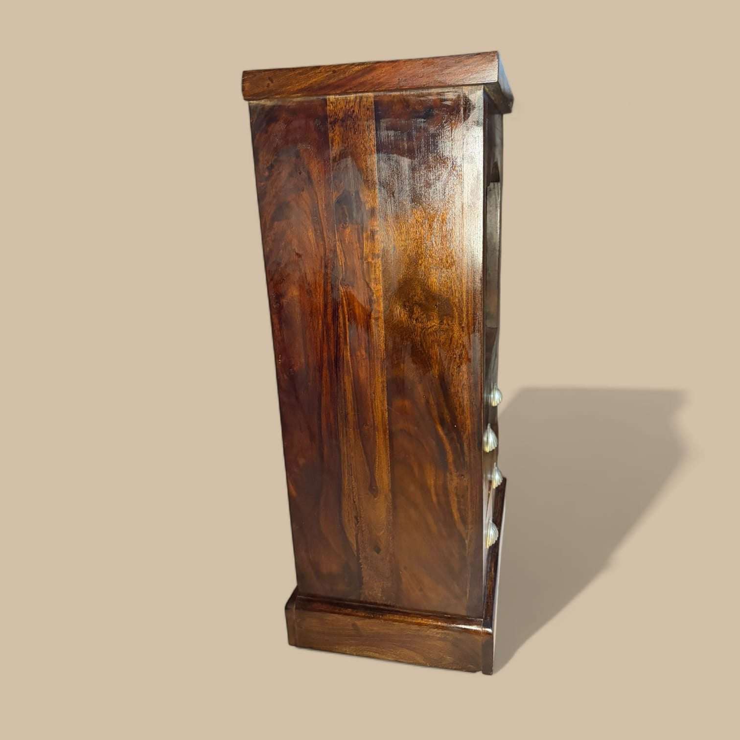 Vista lateral del mueble cajonero de madera