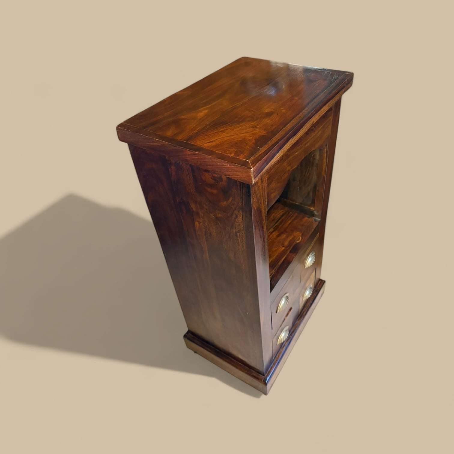 Detalle de cajones con tiradores dorados