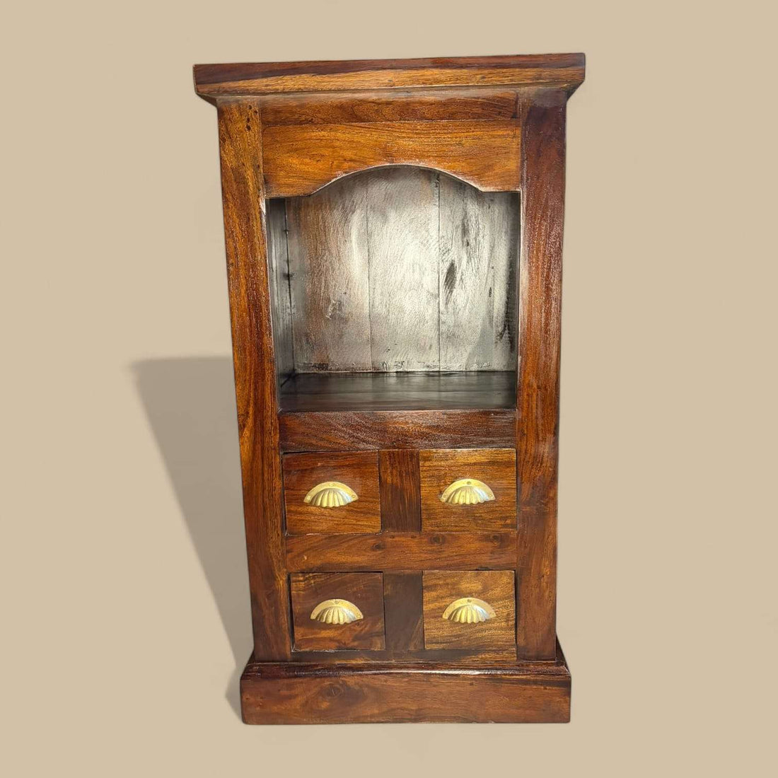 Mueble cajonero de madera asiática visto de frente