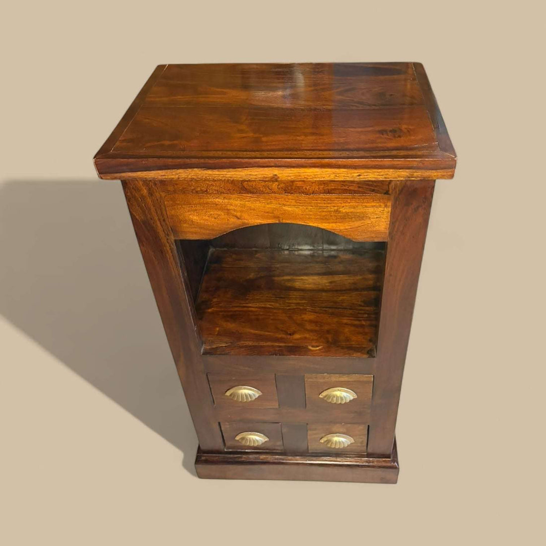 Mueble cajonero de madera asiática visto de frente