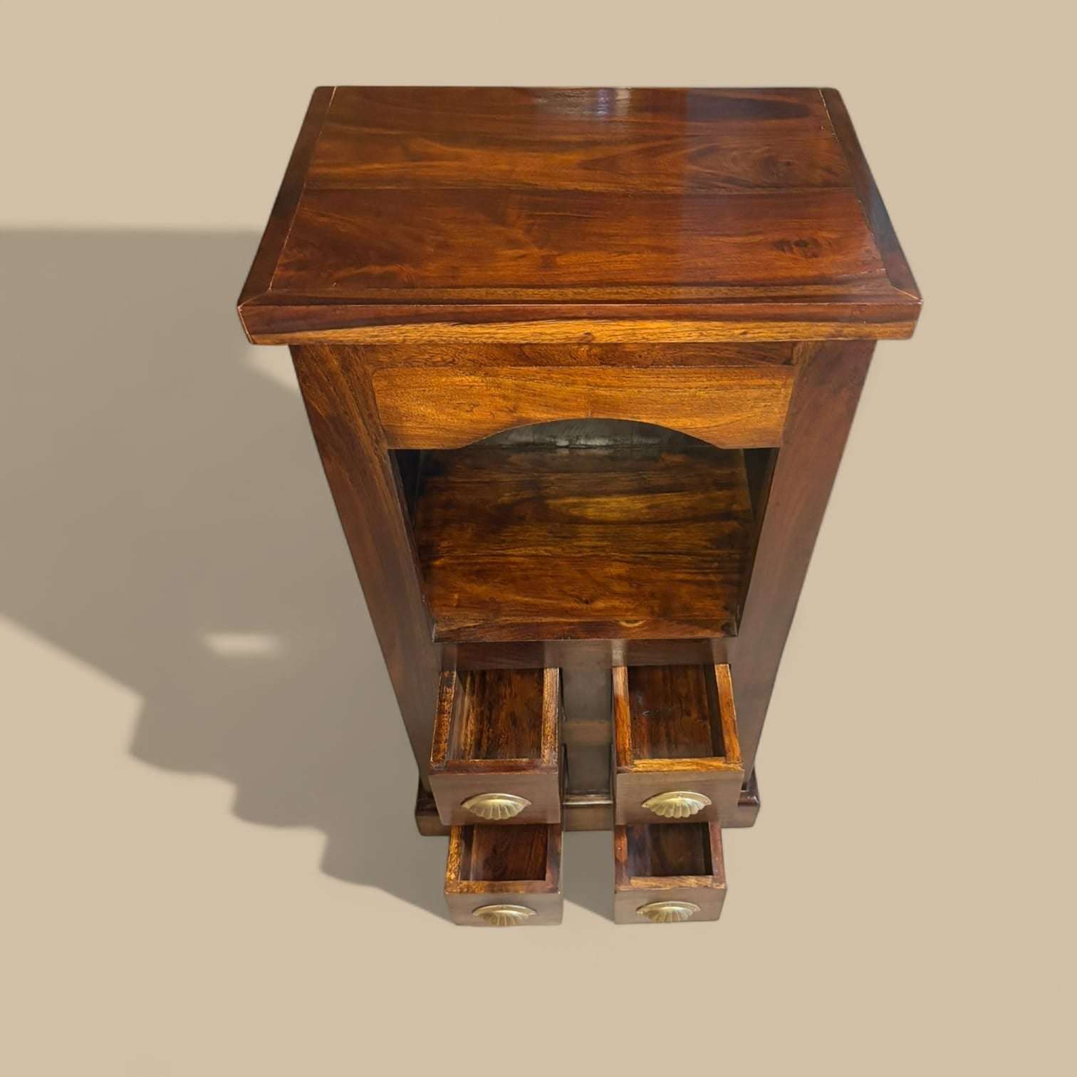 Vista lateral del mueble cajonero de madera