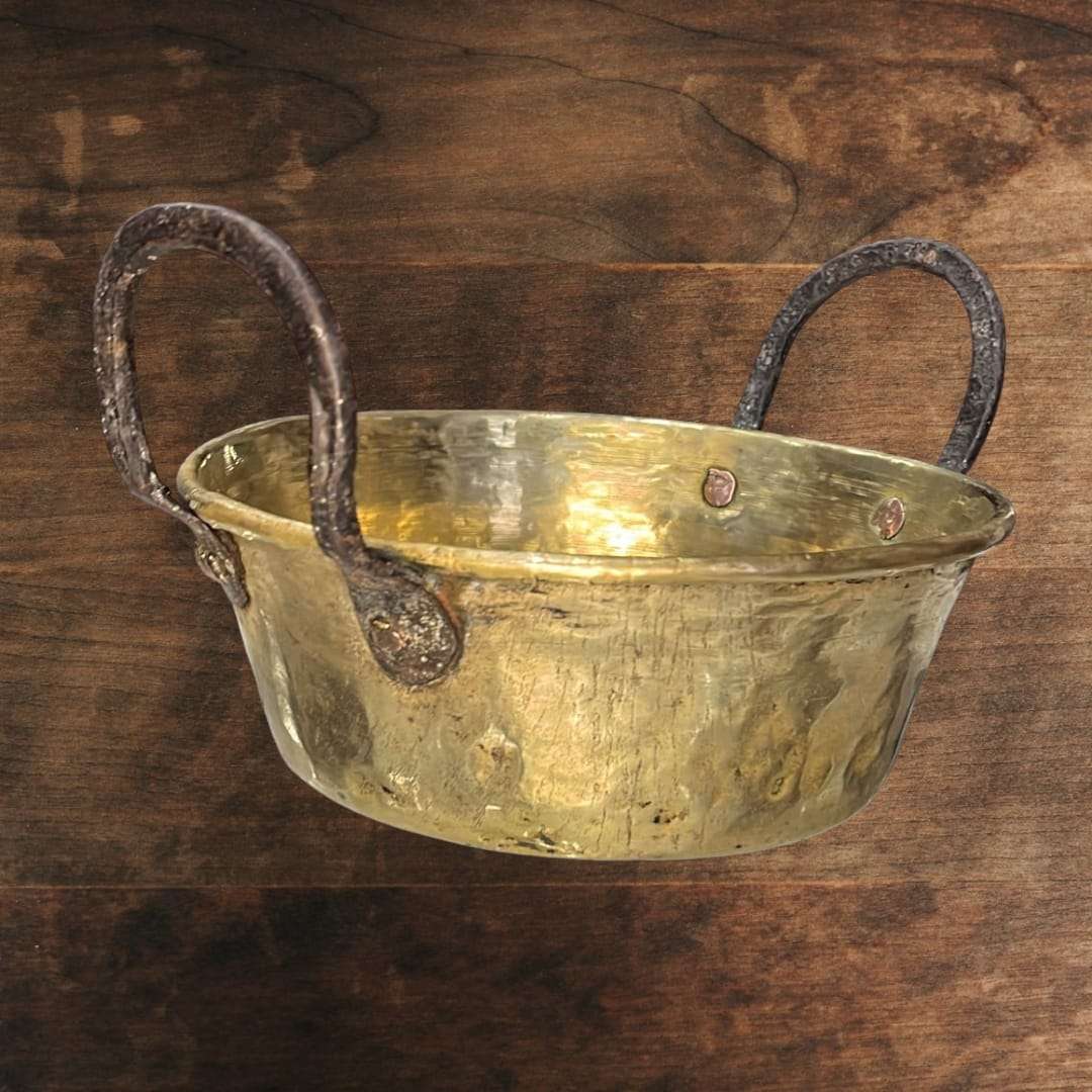 Este caldero de metal antiguo es una pieza única de excelente calidad que destaca por su solidez, su estética tradicional y su gran versatilidad. 