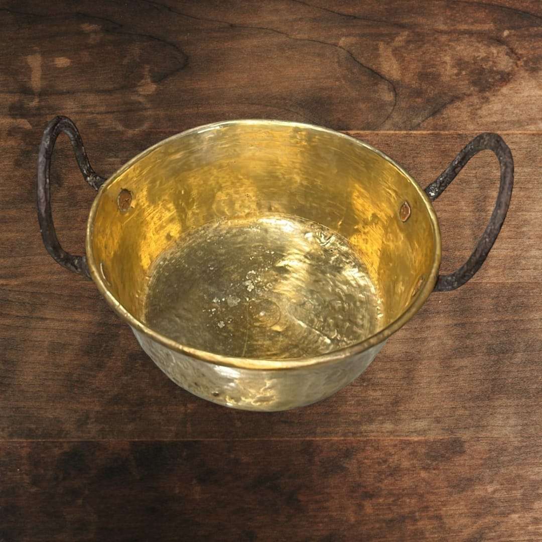 Fabricado en metal resistente, presenta una estructura robusta pensada para soportar el paso del tiempo, conservando una pátina natural que refuerza su autenticidad y valor histórico.
