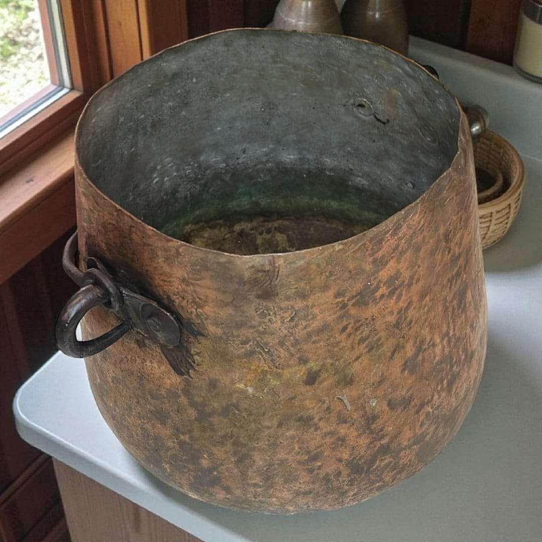 Detalle lateral de caldero rústico con textura martillada.