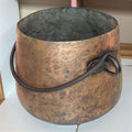 Caldero de cobre antiguo con asa de hierro forjado, ideal para decoración rústica en interiores o jardines. Pieza única con acabado envejecido.