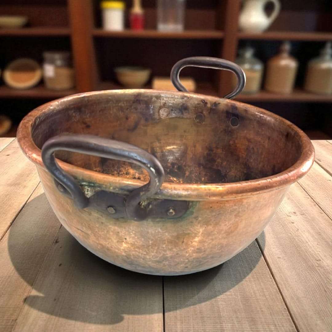 Caldero de cobre martillado con acabado envejecido.