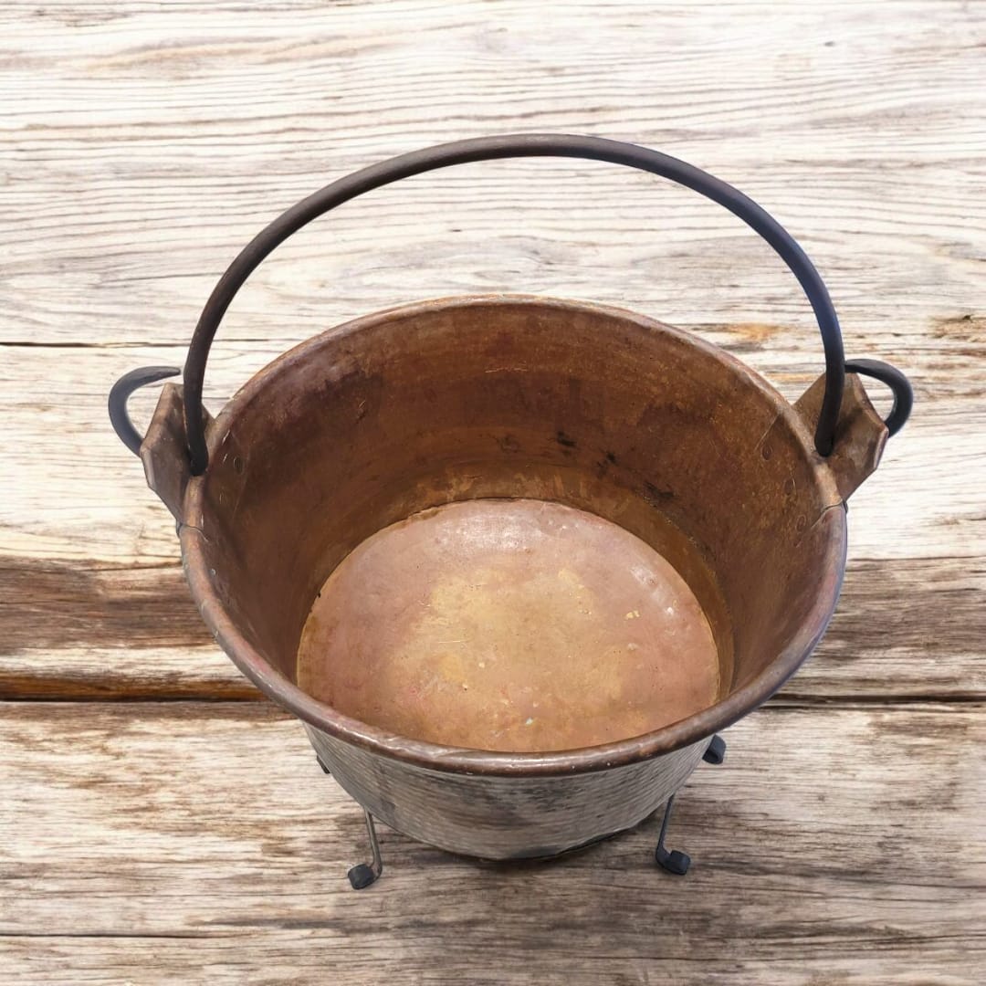 Detalle de las asas robustas del caldero, mostrando la calidad artesanal de la pieza .