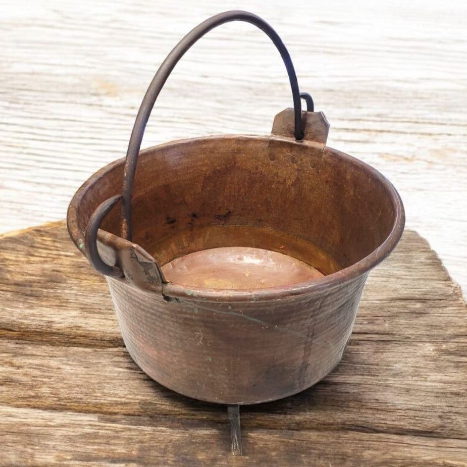 Vista superior del caldero, resaltando su amplia capacidad y acabado interior pulido