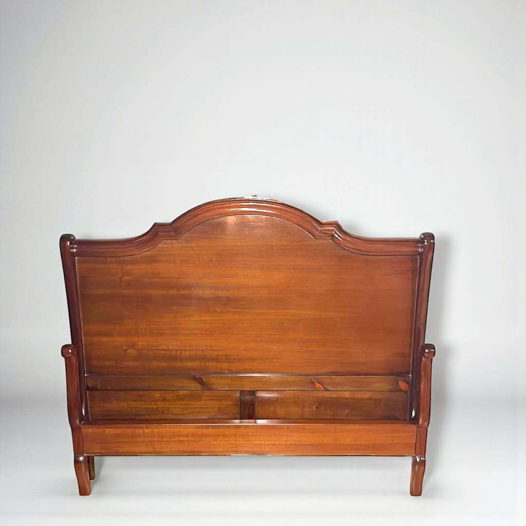 Cama de matrimonio de caoba con cabecero alto clásico.
