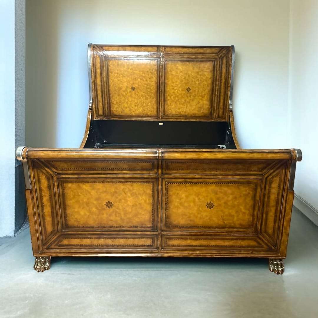 Vista general de la cama montada en un dormitorio amplio.