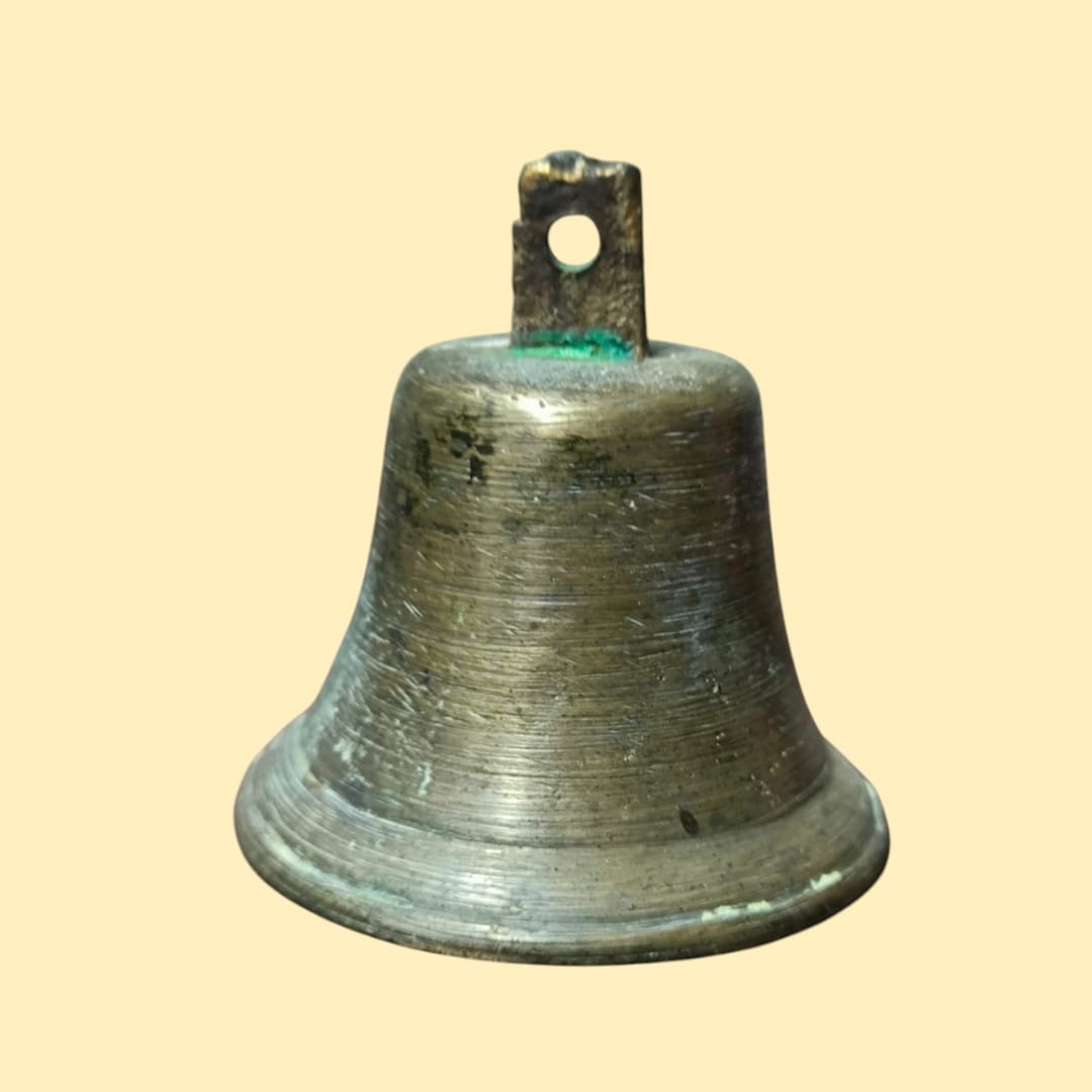Campana de metal vintage con diseño clásico y acabado envejecido, ideal para decoración de interiores en estilo antiguo.
