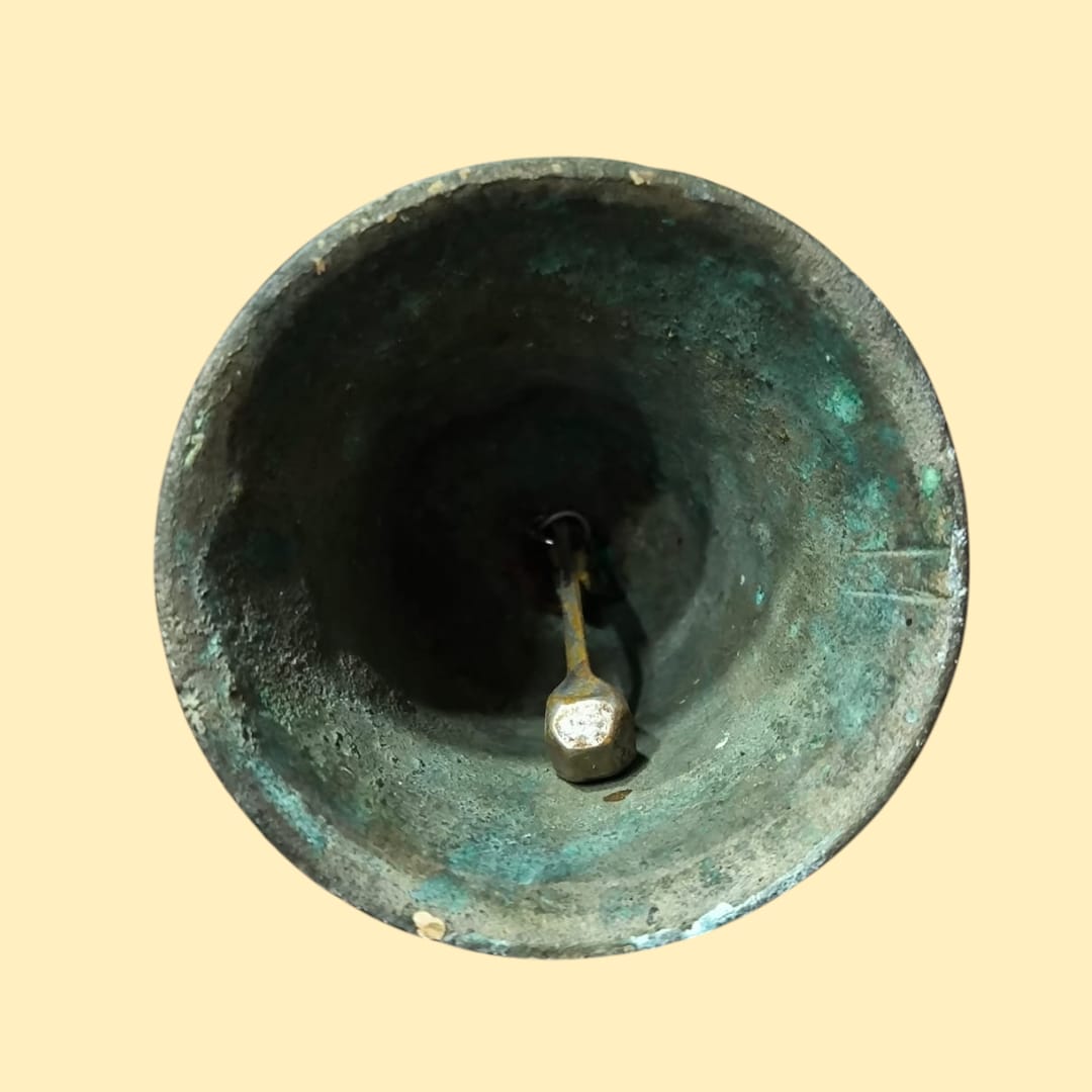 Campana de metal vintage con diseño clásico y acabado envejecido, ideal para decoración de interiores en estilo antiguo.