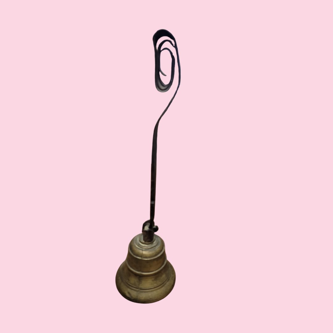 Campanilla antigua de bronce con soporte de hierro forjado extendido, ideal para decoración rústica y funcional.