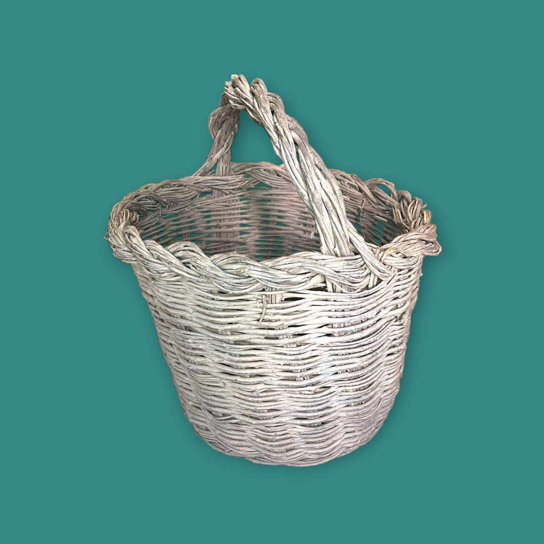 Canasta de mimbre hecha con baritas de olivo vista superior.