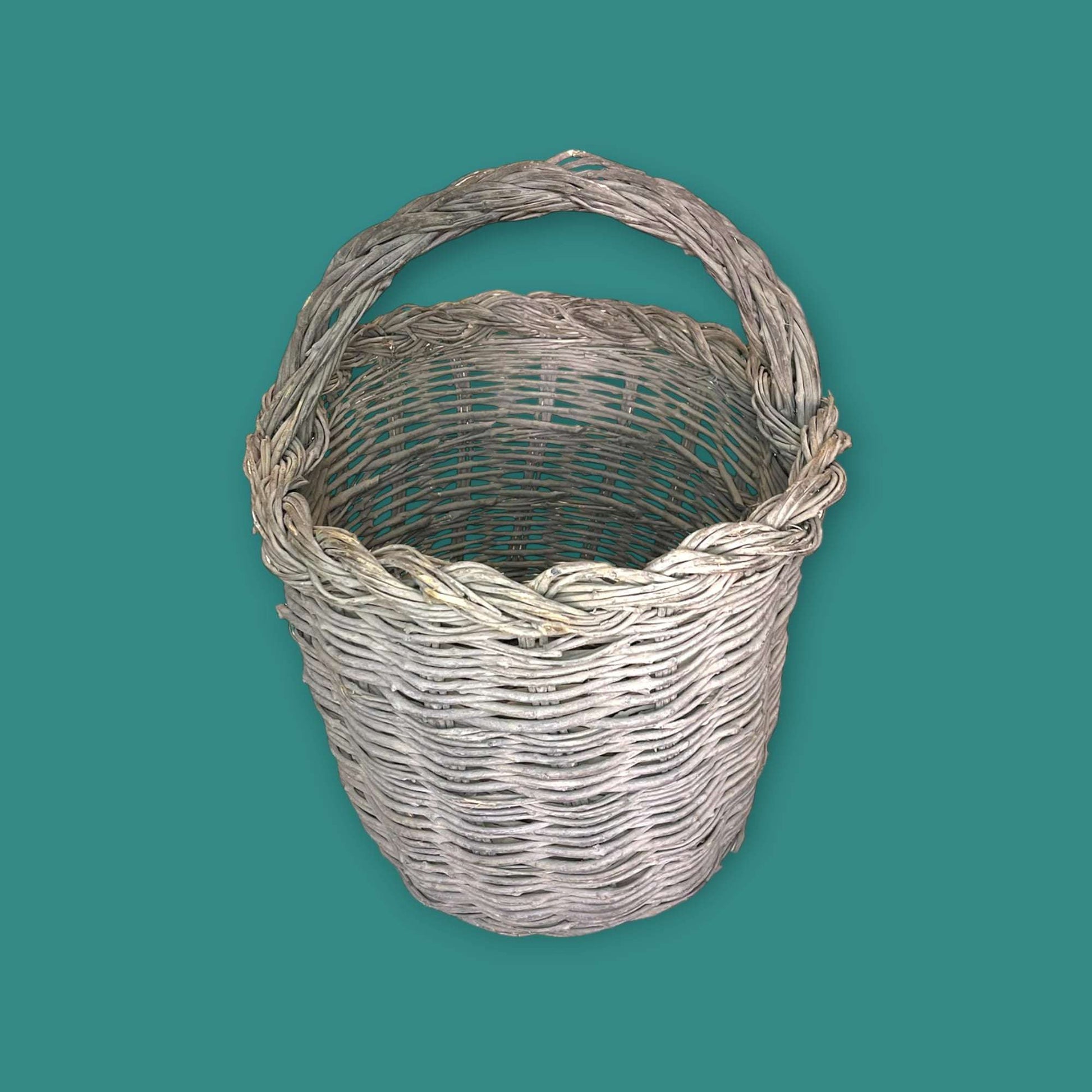 Canasta de mimbre hecha con baritas de olivo vista superior.