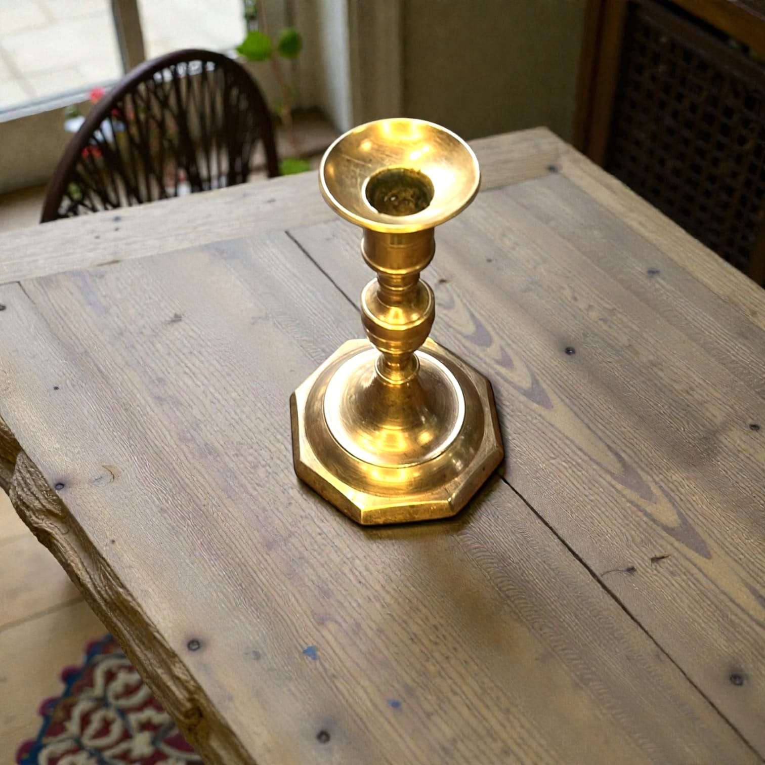 Candelabro de metal dorado con base octogonal