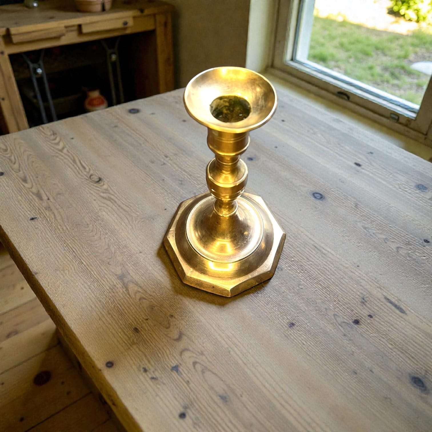 Detalle del porta-vela del candelabro dorado