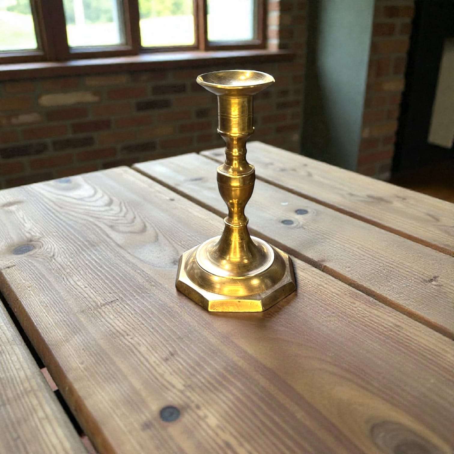 Candelabro de metal dorado sobre mesa rústica