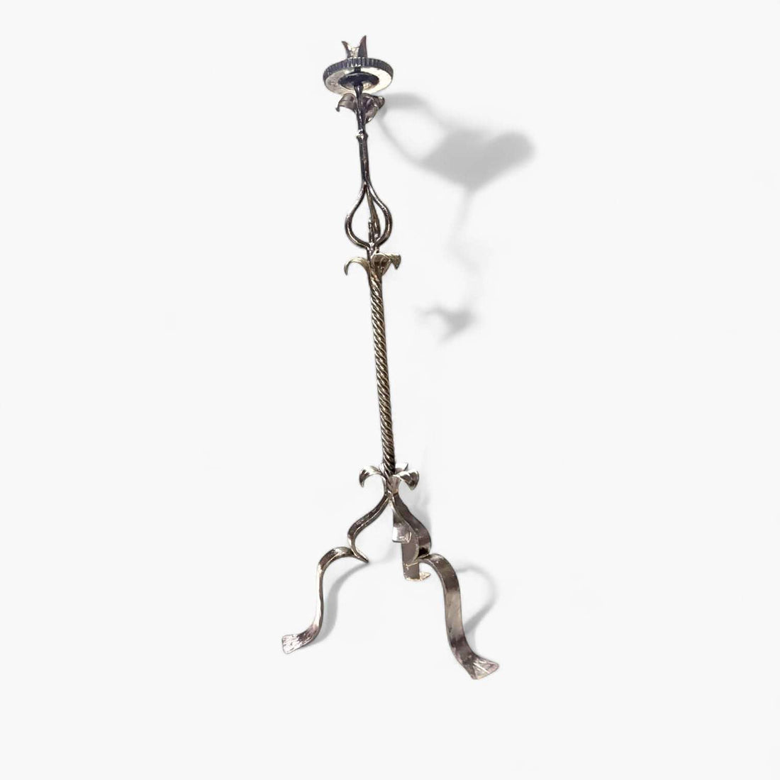 Candelabro de pie antiguo de forja vista frontal