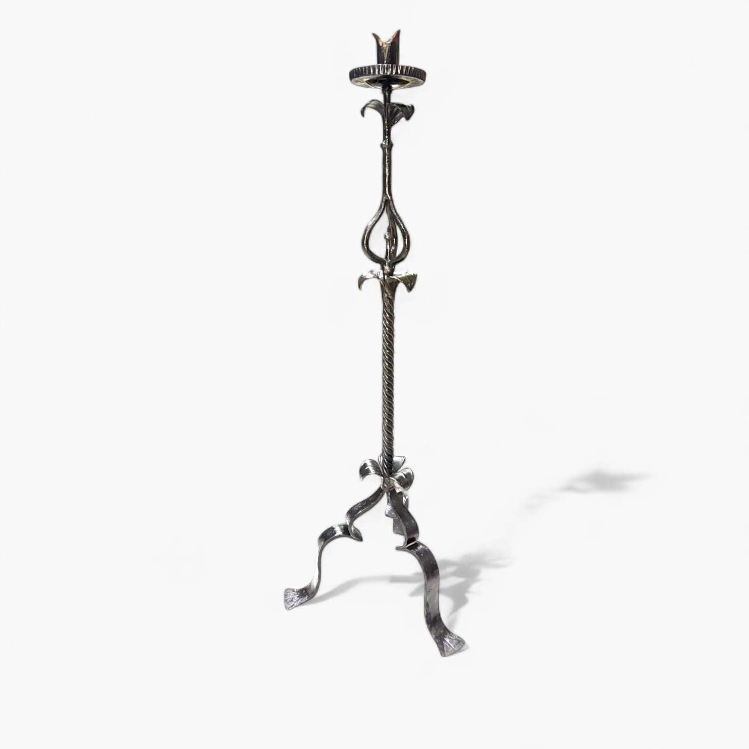 Base de tres patas forjadas a mano