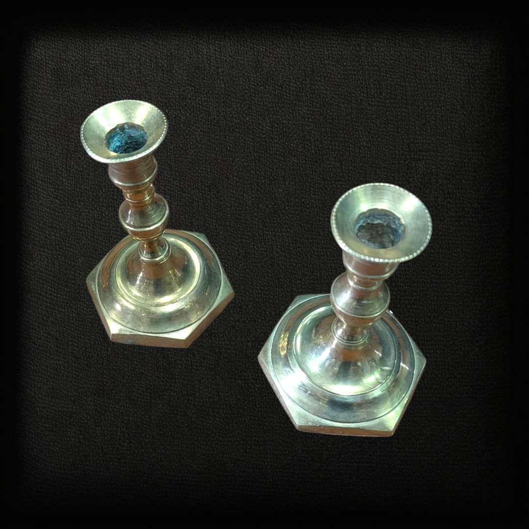 Vista superior de los candeleros mostrando su boquilla perlada