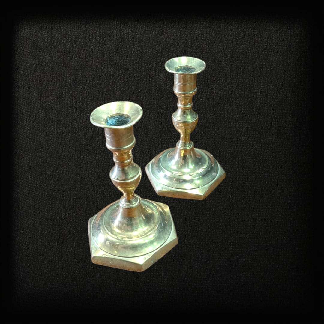 Detalle del diseño hexagonal de la base de los candeleros

