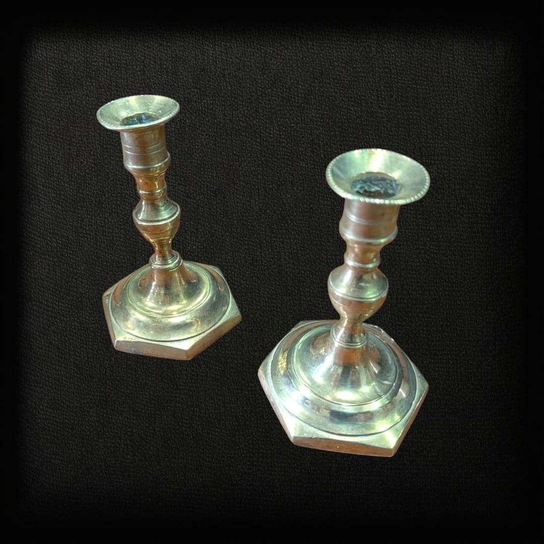 Candeleros desde un ángulo lateral destacando su forma torneada