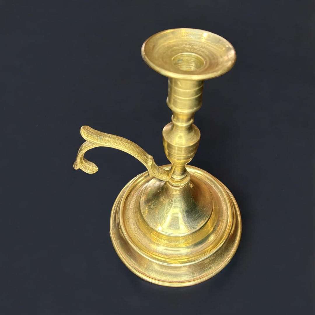 Fue utilizada durante siglos como fuente principal de iluminación en hogares, conventos y estancias nobles, convirtiéndose hoy en una pieza decorativa y funcional de gran valor histórico.
