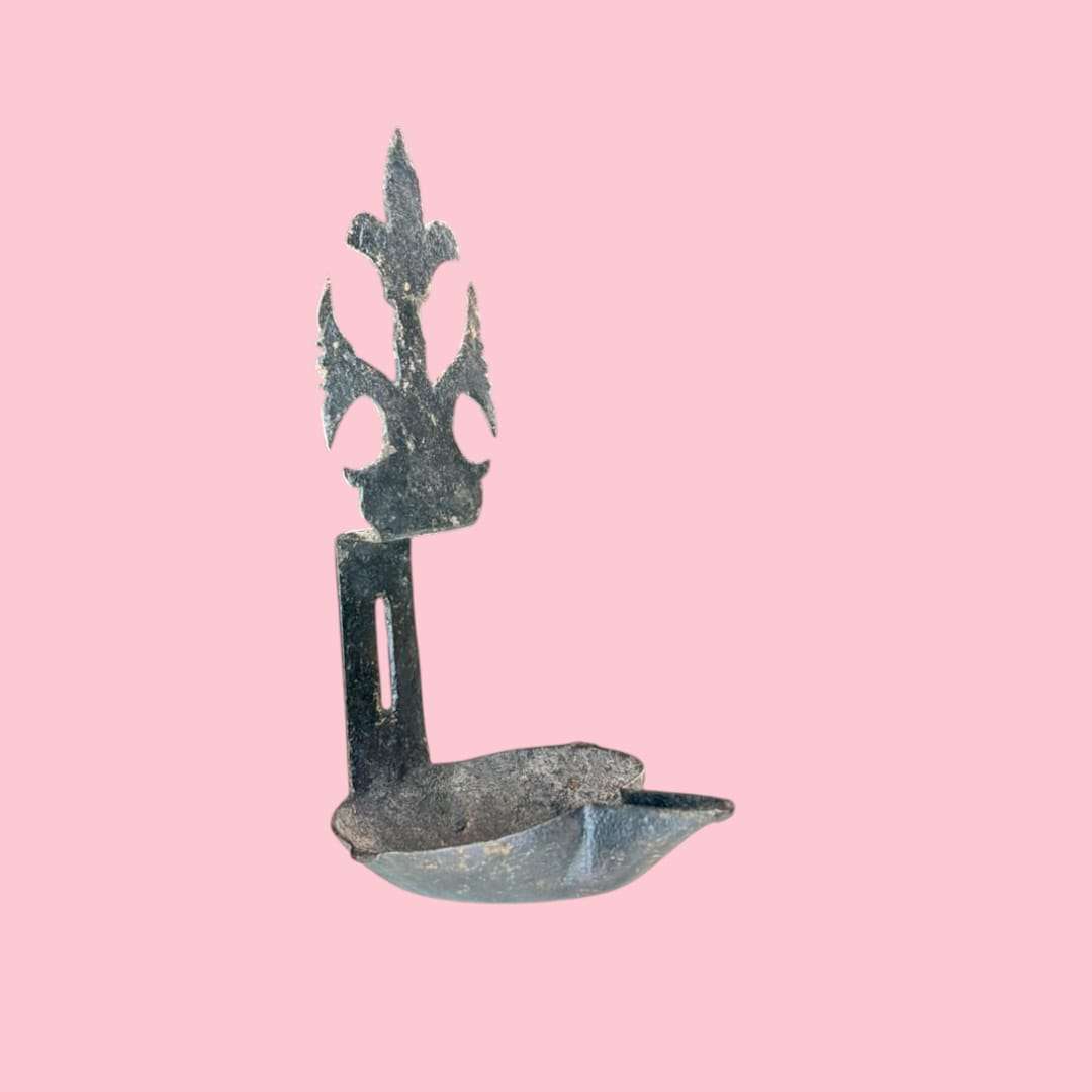 Vista lateral del candil antiguo de hierro forjado de 20 cm.