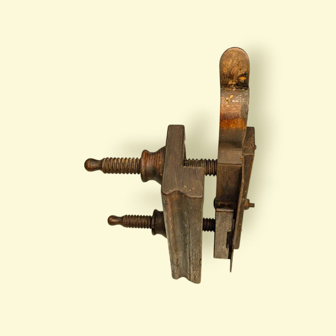 Este canelador de ebanista antiguo es mucho más que una herramienta