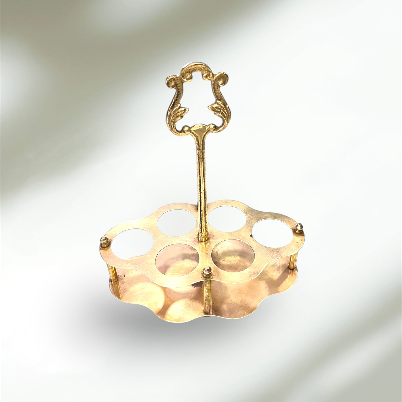 Cañero de metal dorado con diseño vintage y espacio para seis vasos, ideal para decoración de hogar o bar con estilo retro elegante.