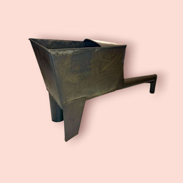 Esta&nbsp;canoa de trasiego de vino es una pieza enológica tradicional, elaborada en metal con un diseño artesanal que evoca la forma clásica utilizada antiguamente en bodegas para realizar el delicado proceso de trasiego. 