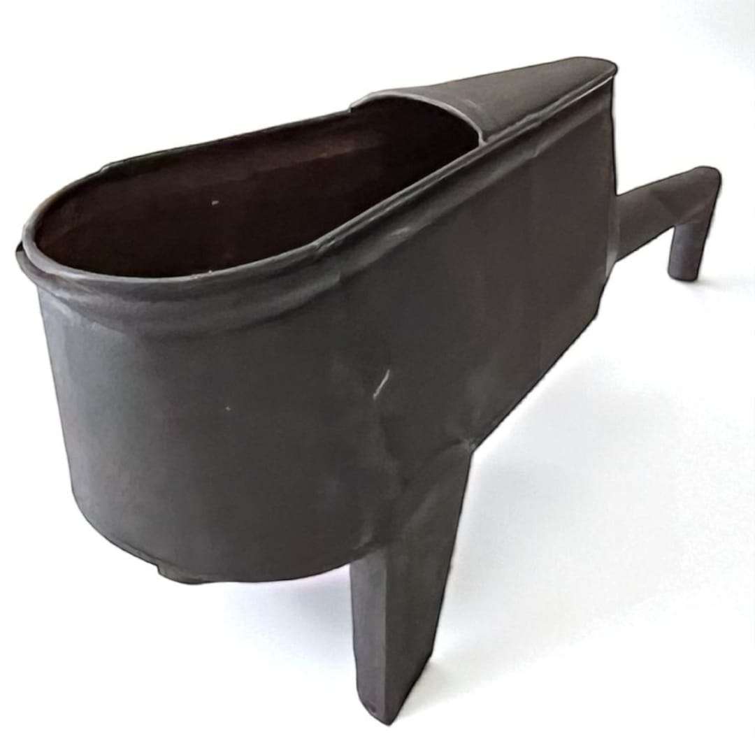 Canoa de trasiego de vino – Tradición enológica en metal, pieza decorativa para hogar con diseño clásico usado en bodegas para trasvasar vino.