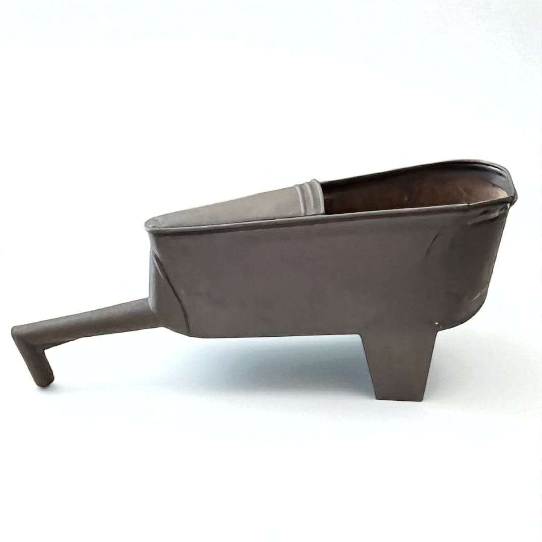 Canoa de trasiego de vino – Tradición enológica en metal, pieza decorativa para hogar con diseño clásico usado en bodegas para trasvasar vino.