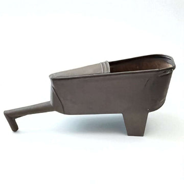 Canoa de trasiego de vino – Tradición enológica en metal, pieza decorativa para hogar con diseño clásico usado en bodegas para trasvasar vino.