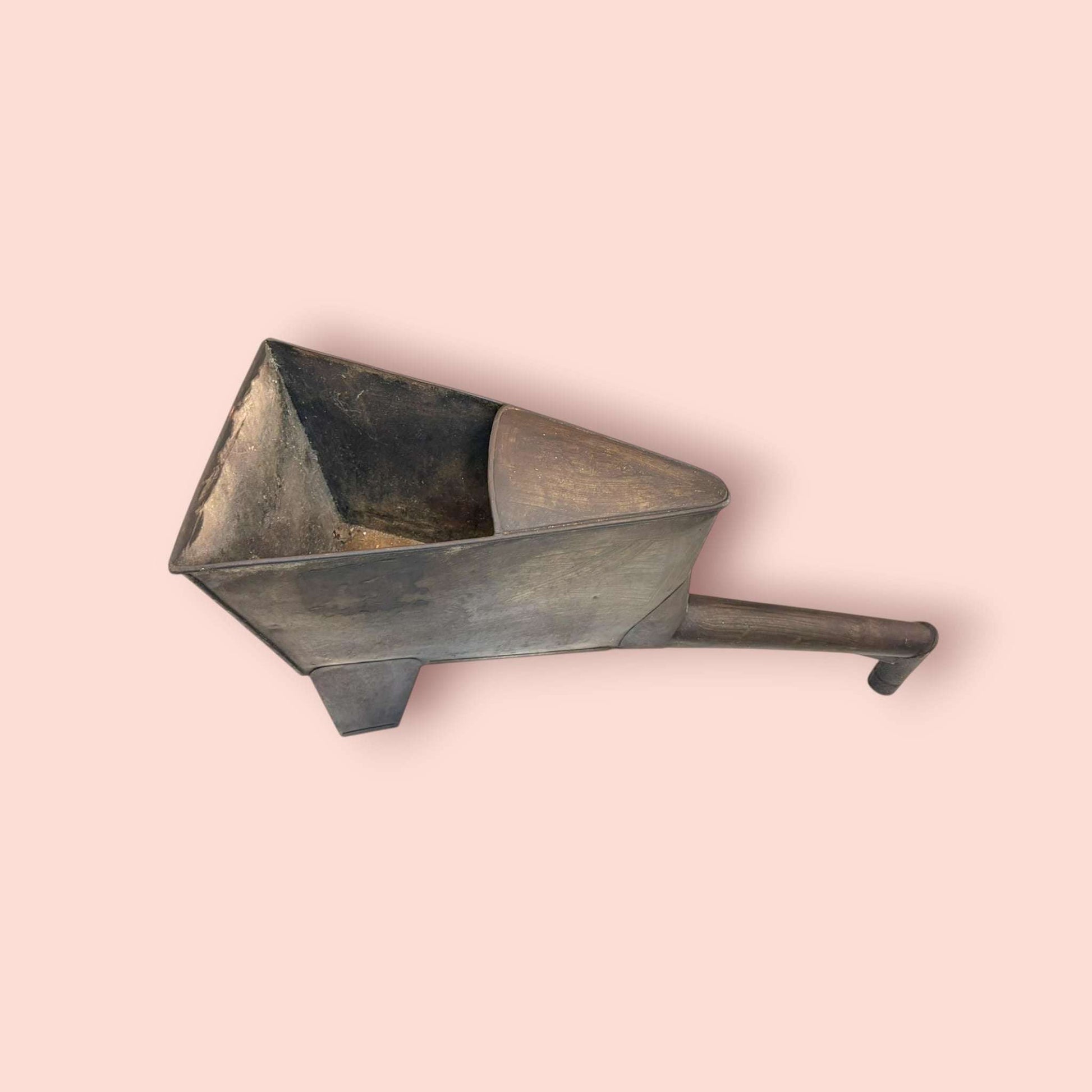 Con ella se lograba transferir el vino de una botella a otra o desde las barricas, asegurando que el líquido se mantuviera limpio y libre de impurezas.