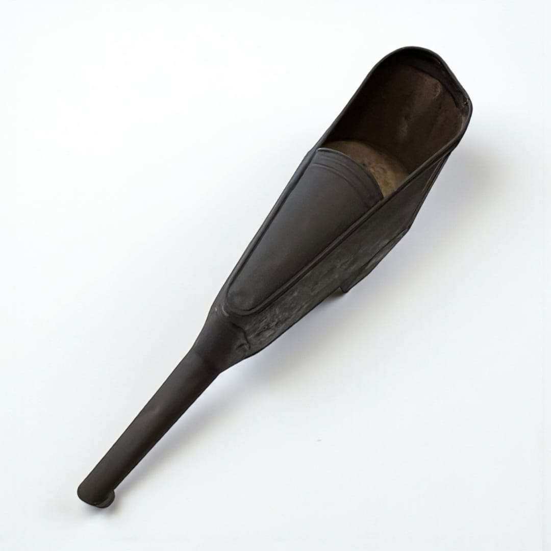 Canoa de trasiego de vino – Tradición enológica en metal, pieza decorativa vintage para amantes del vino. Ideal para decoración de hogar o bodega.