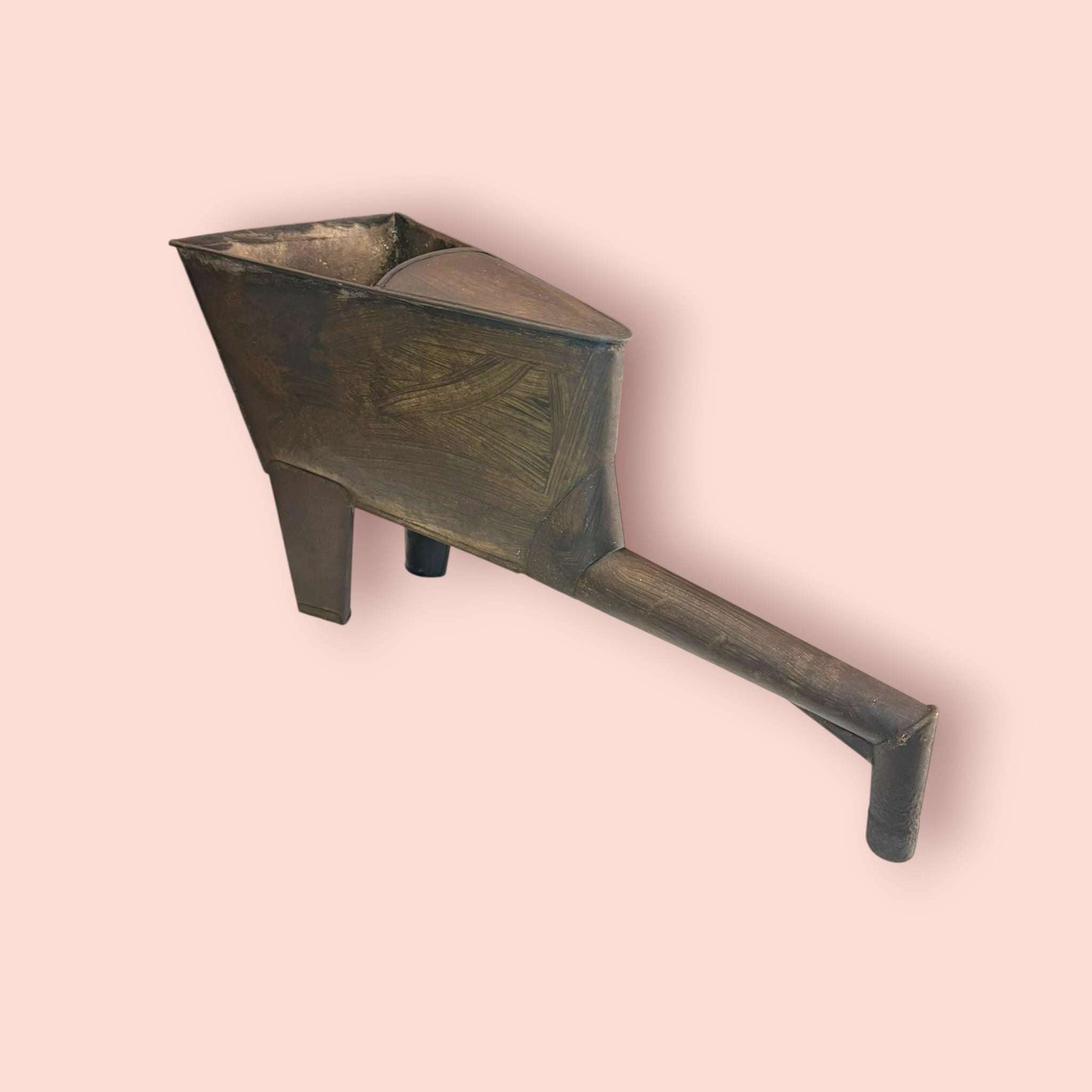 Con ella se lograba transferir el vino de una botella a otra o desde las barricas, asegurando que el líquido se mantuviera limpio y libre de impurezas.