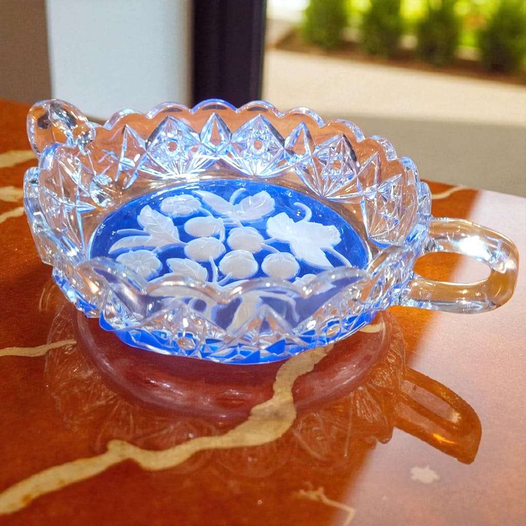 Vista superior de la compotera central iluminada por la luz.