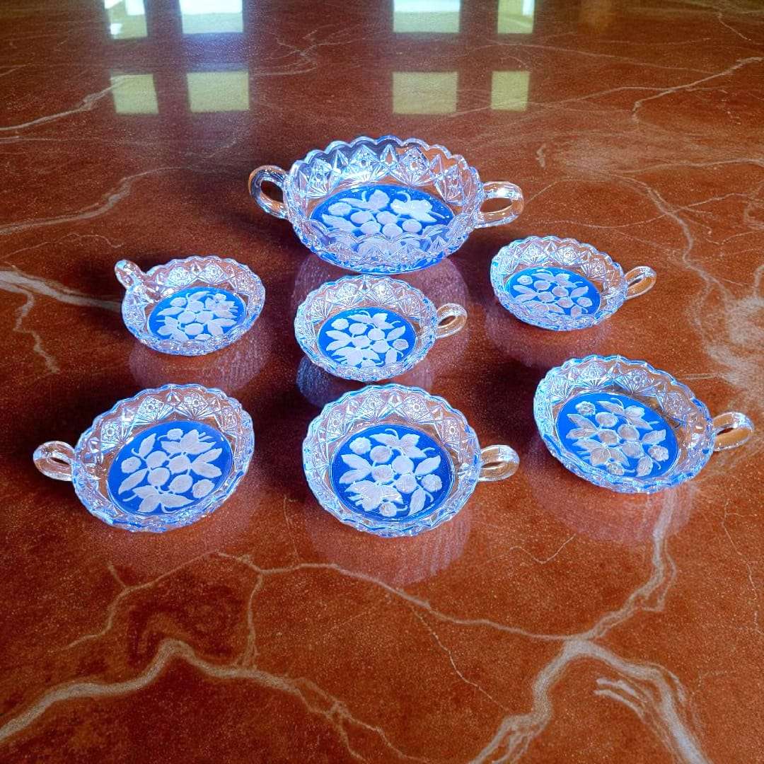 Detalle lateral de un asa contorneada y relieve en relieve.