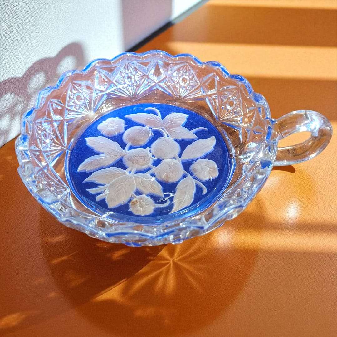 Detalle lateral de un asa contorneada y relieve en relieve.