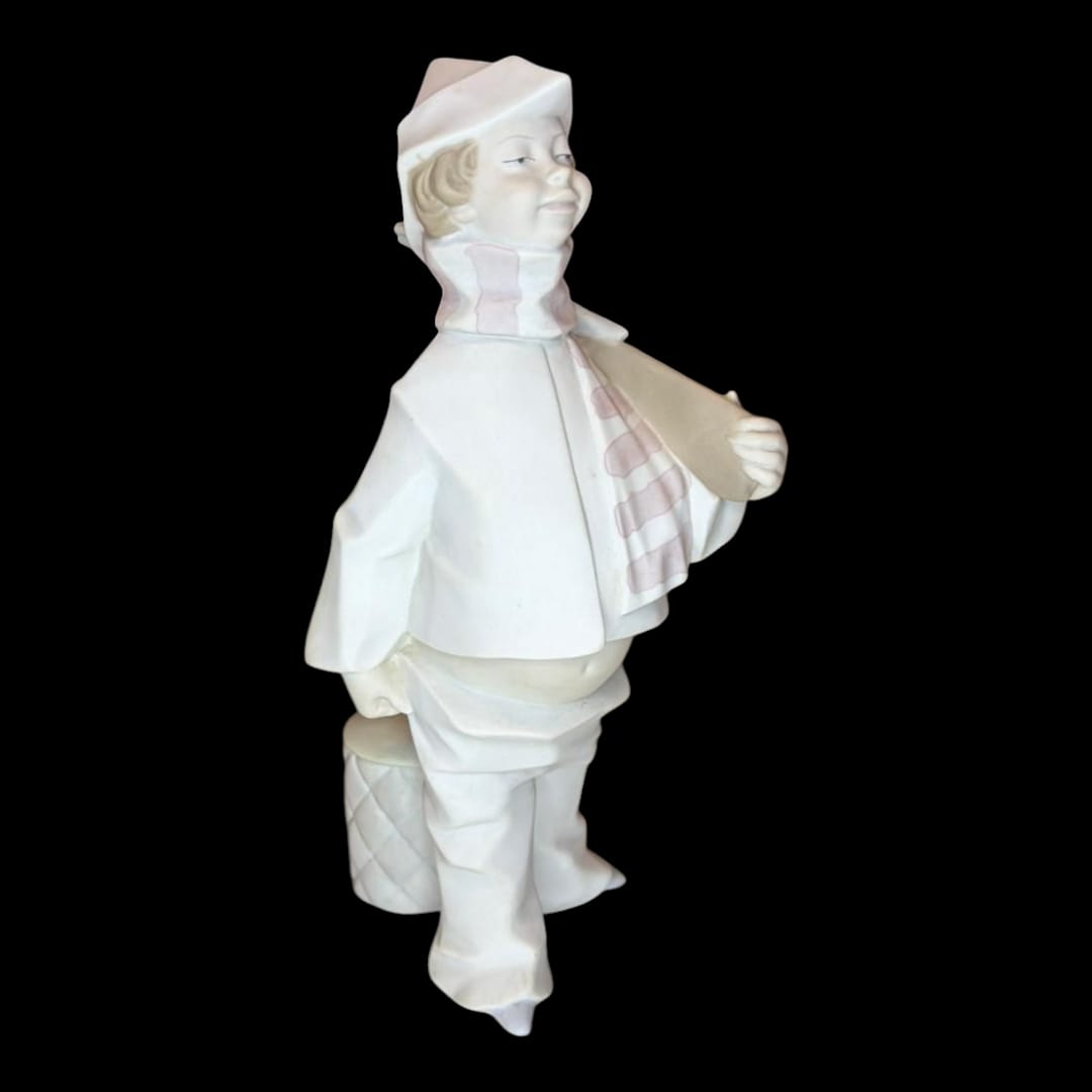 Figura de porcelana biscuit representando un cazador con bufanda y escopeta, vista frontal.