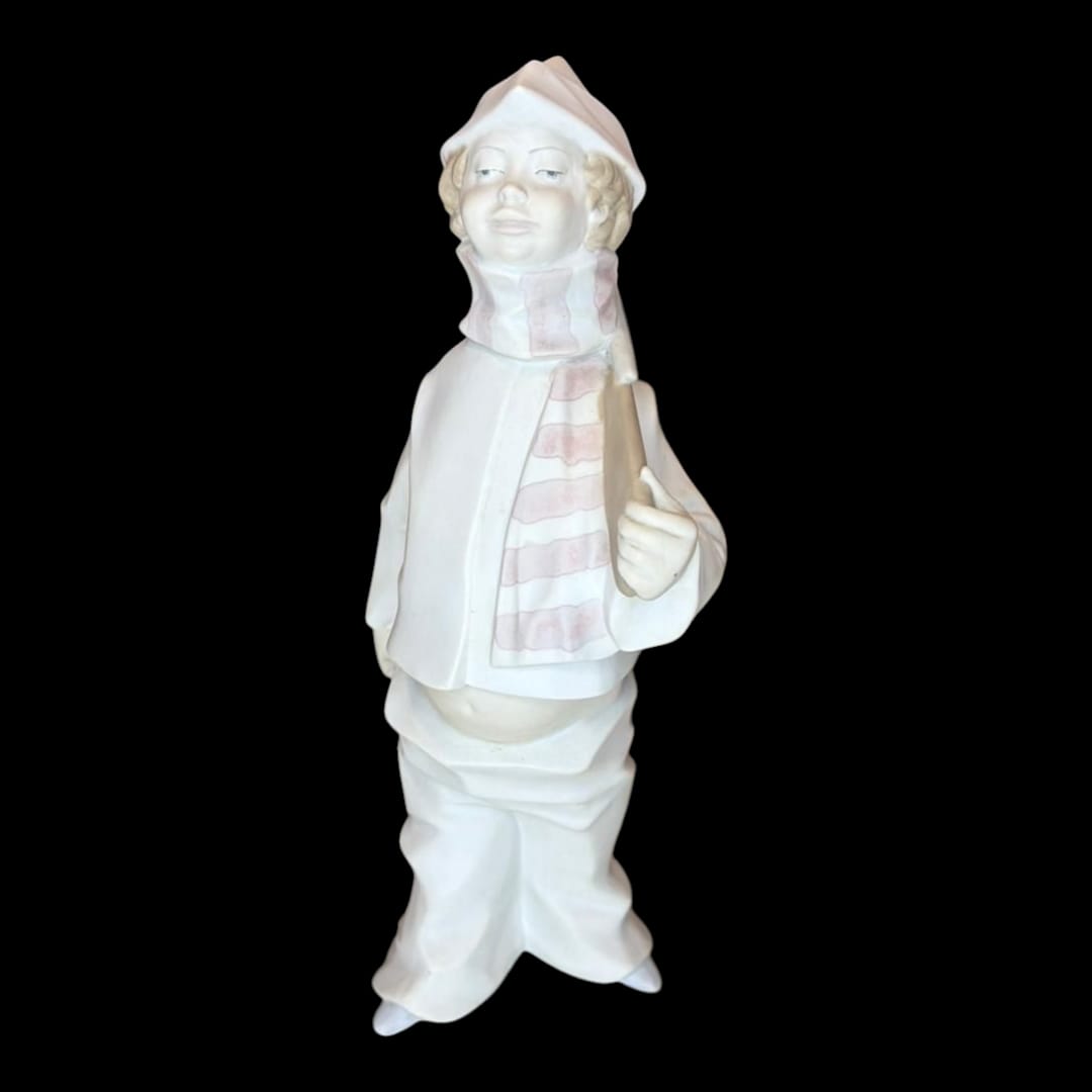 Figura de porcelana biscuit representando un cazador con bufanda y escopeta, vista frontal.