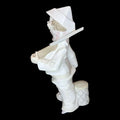 Figura de cazador en porcelana Del Arte vista desde un ángulo elevado.