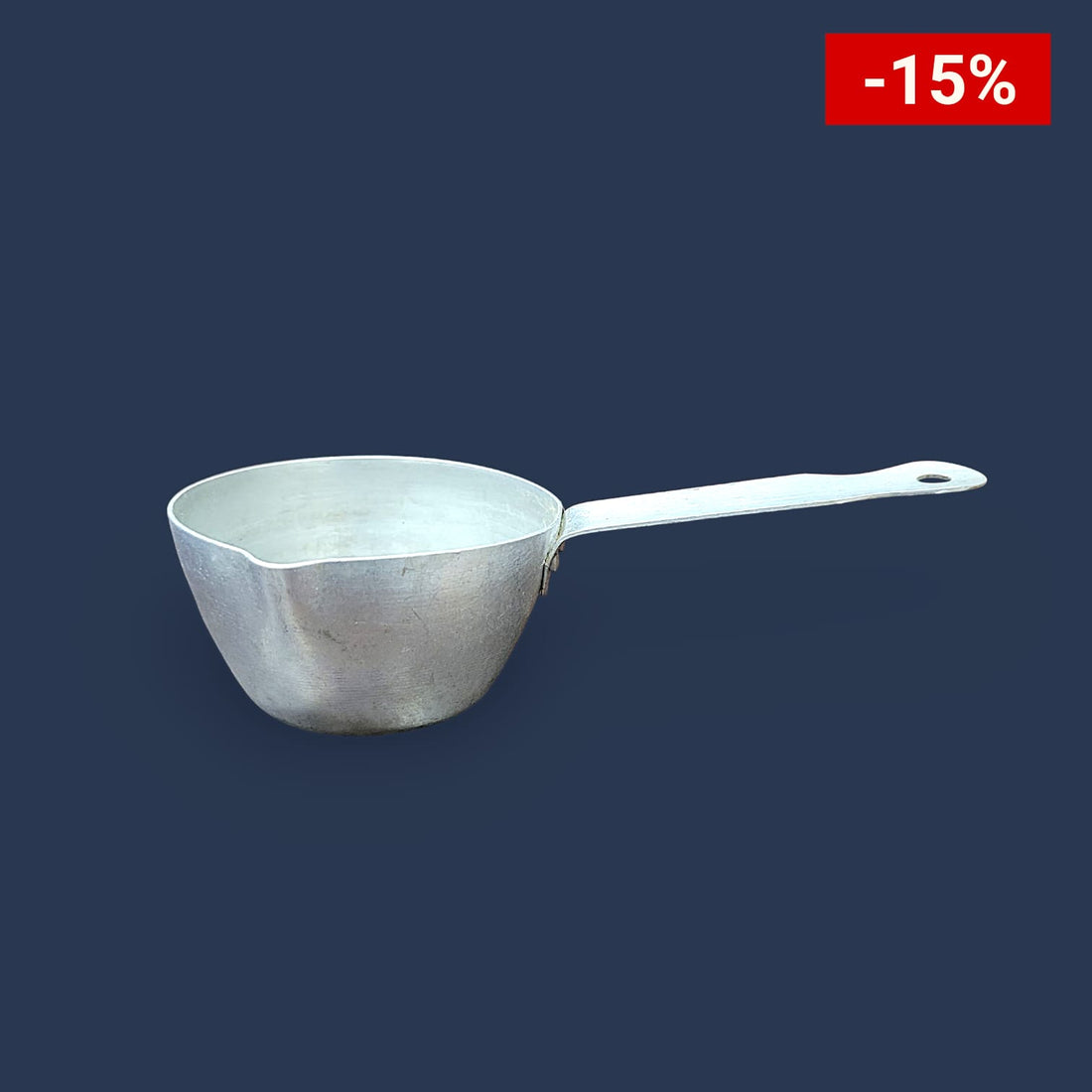 Taza medidora de aluminio con pico vertedor y mango ergonómico. Perfecta para medir ingredientes con exactitud en la cocina.