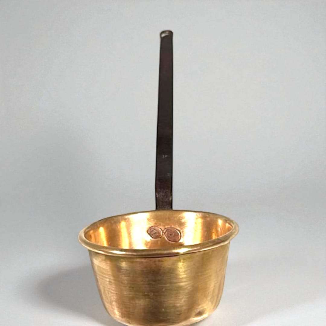 Cazo antiguo de metal visto desde arriba