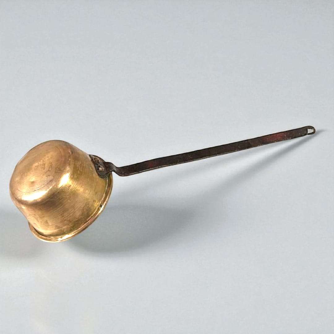 Unión del mango de hierro al cabezal del cazo antiguo