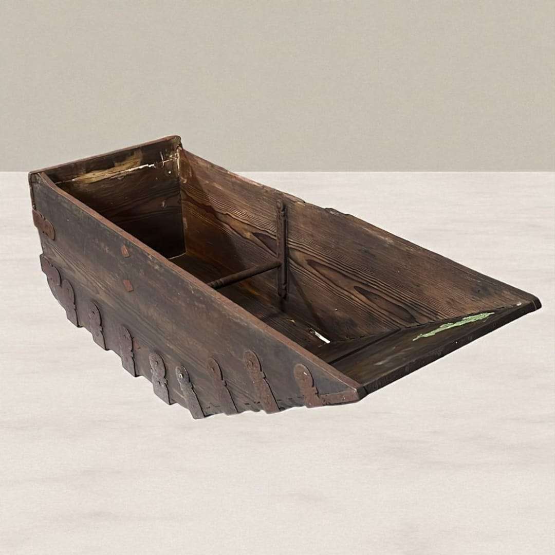 Cuartilla Centenaria de madera de 1921 con capacidad de 13,87L, usada como medida antigua de granos. Ideal para decoración rústica o coleccionismo.